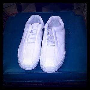 New never been worn white sneakers 7 wide